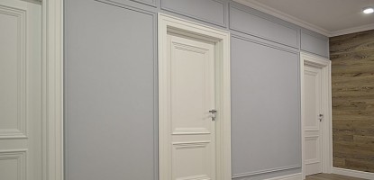Белые двери с багетом, а на полу и стене использовали клеевой кварцвинил